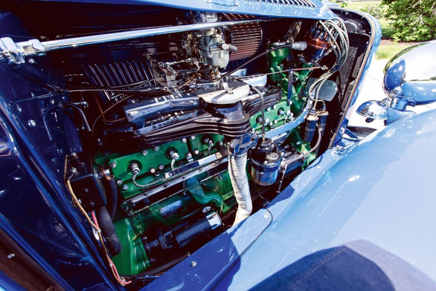 Моторный отсек Auburn 12-160A Custom Dual Ratio Phaeton Sedan 1932 года  (фото 8 из 43)